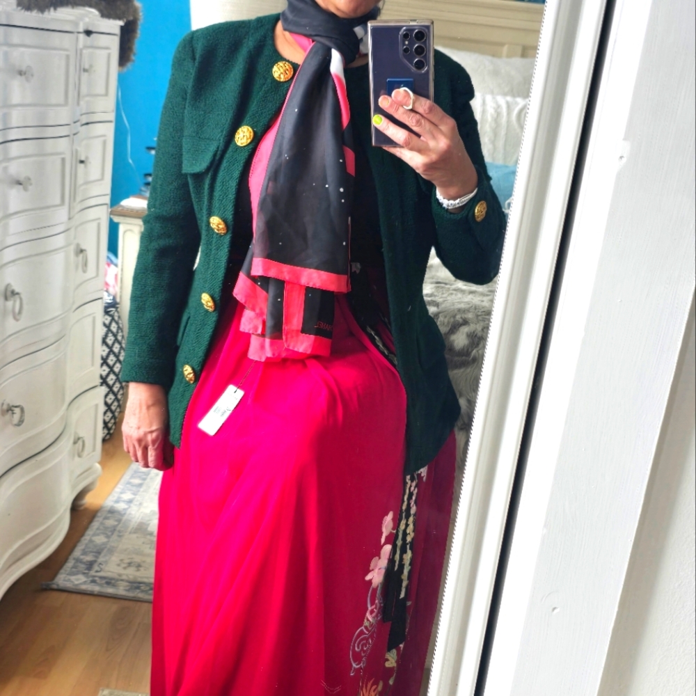 CHANEL Black and Red Scarf - Picture 3 of 17